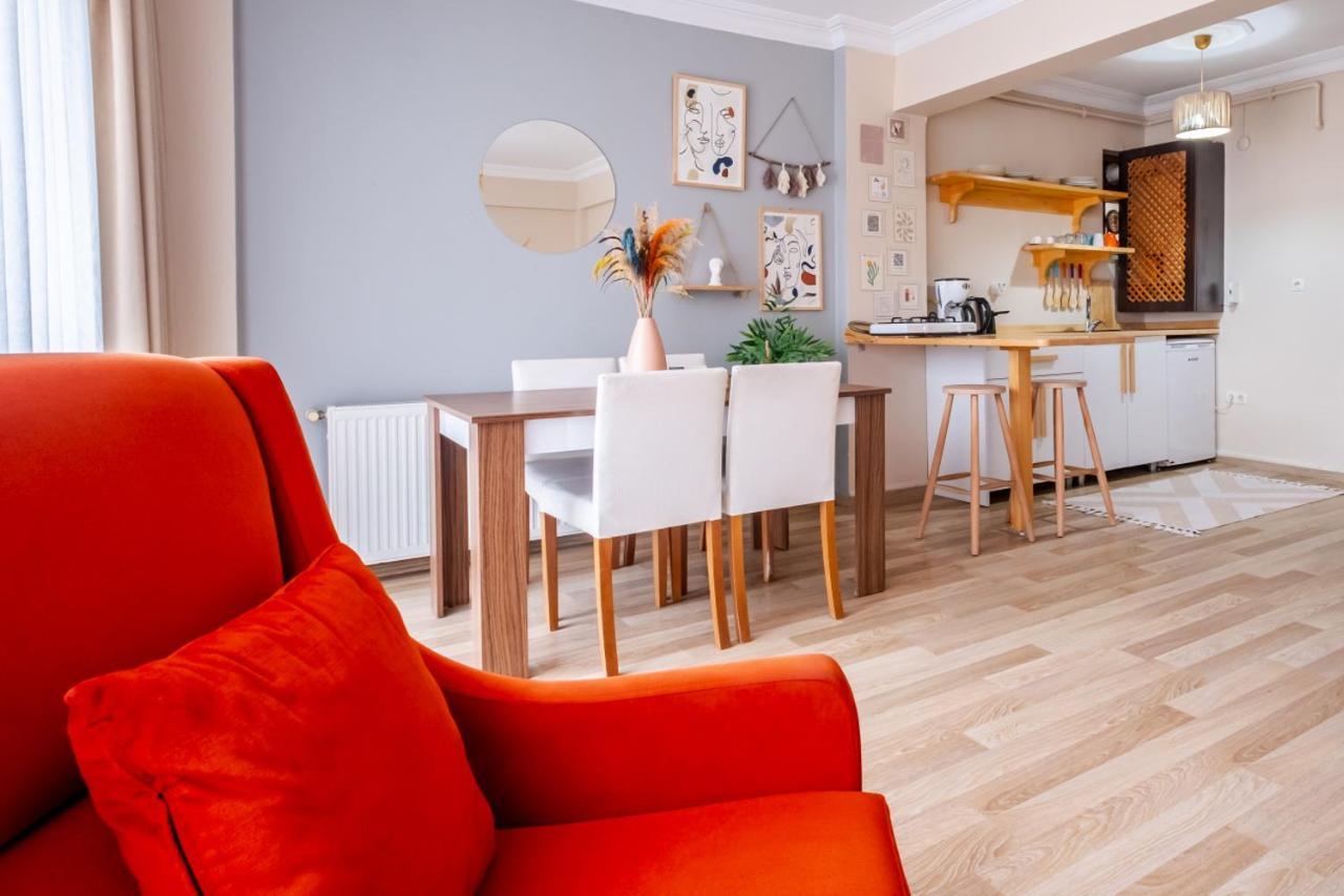Colorful Modern Flat With View 5-min Walk To Istiklal Avenue In Beyoglu Apartament